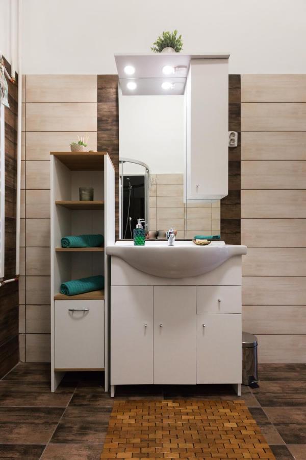 Eclectic Luxury & Spacious 2Br Ac Apt In Center Budapest Kültér fotó
